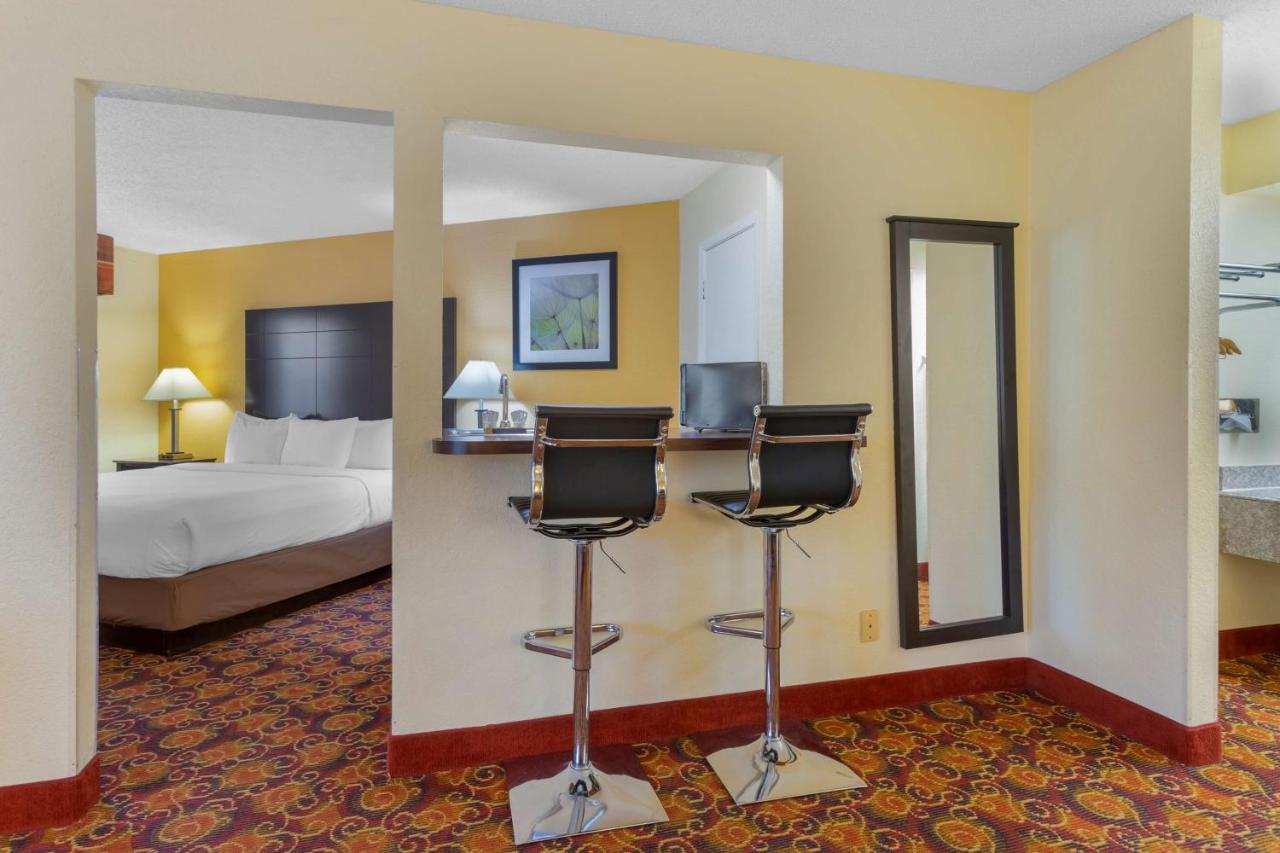Deluxe King Room with Sofa Bed - Non-Smoking at Best Western Benton Inn