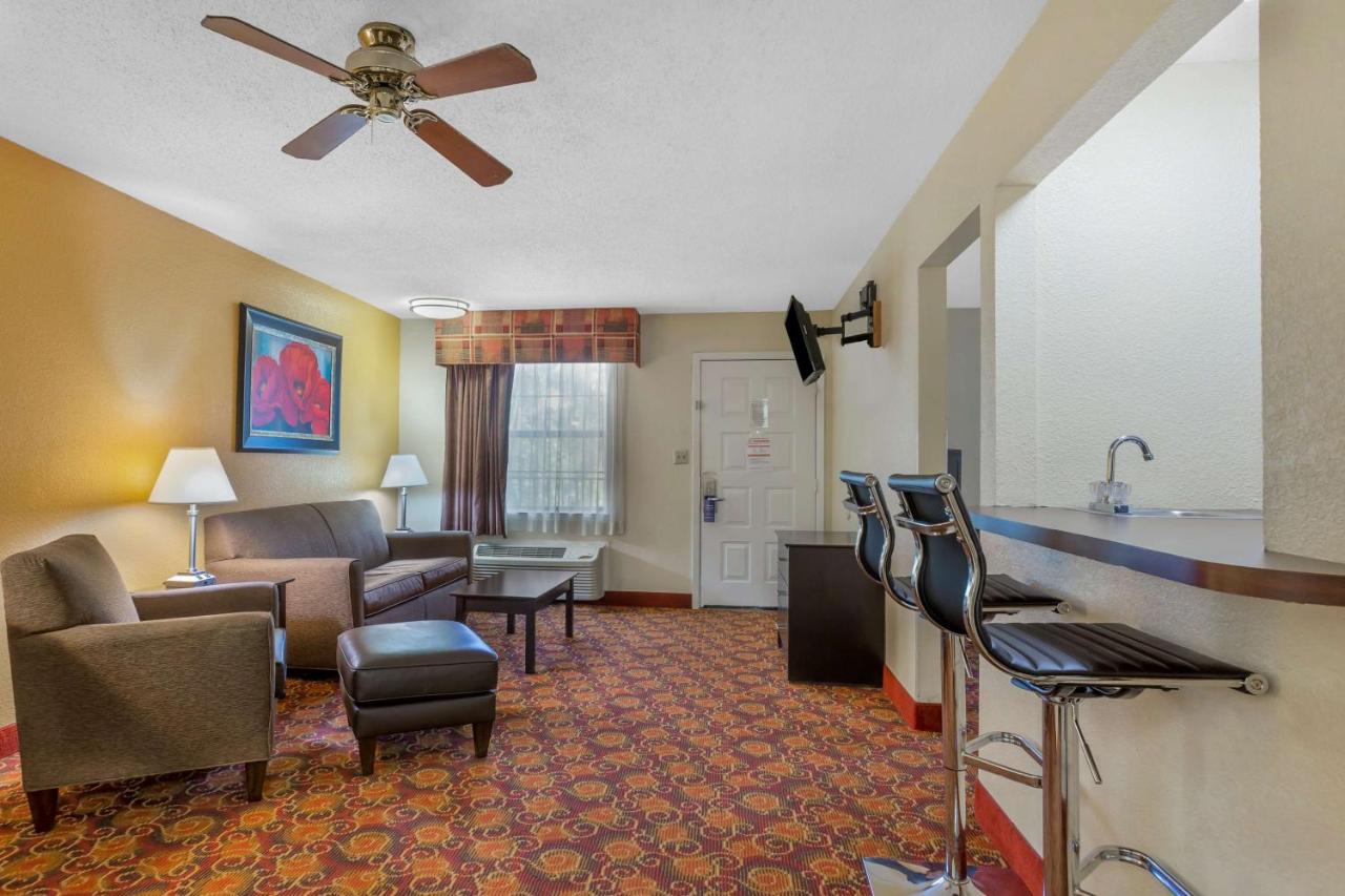 Deluxe King Room with Sofa Bed - Non-Smoking at Best Western Benton Inn
