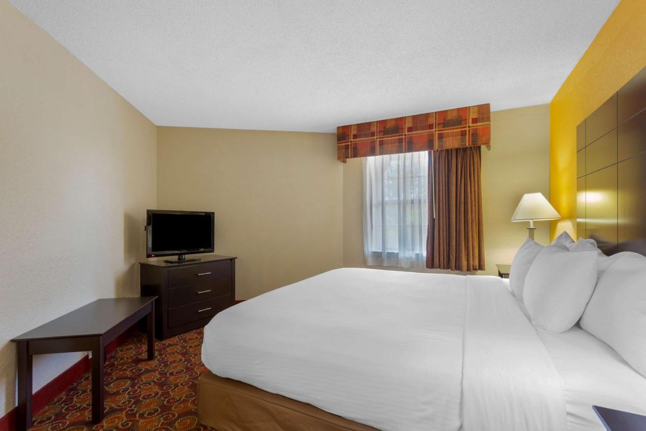 Deluxe King Room with Sofa Bed - Non-Smoking at Best Western Benton Inn