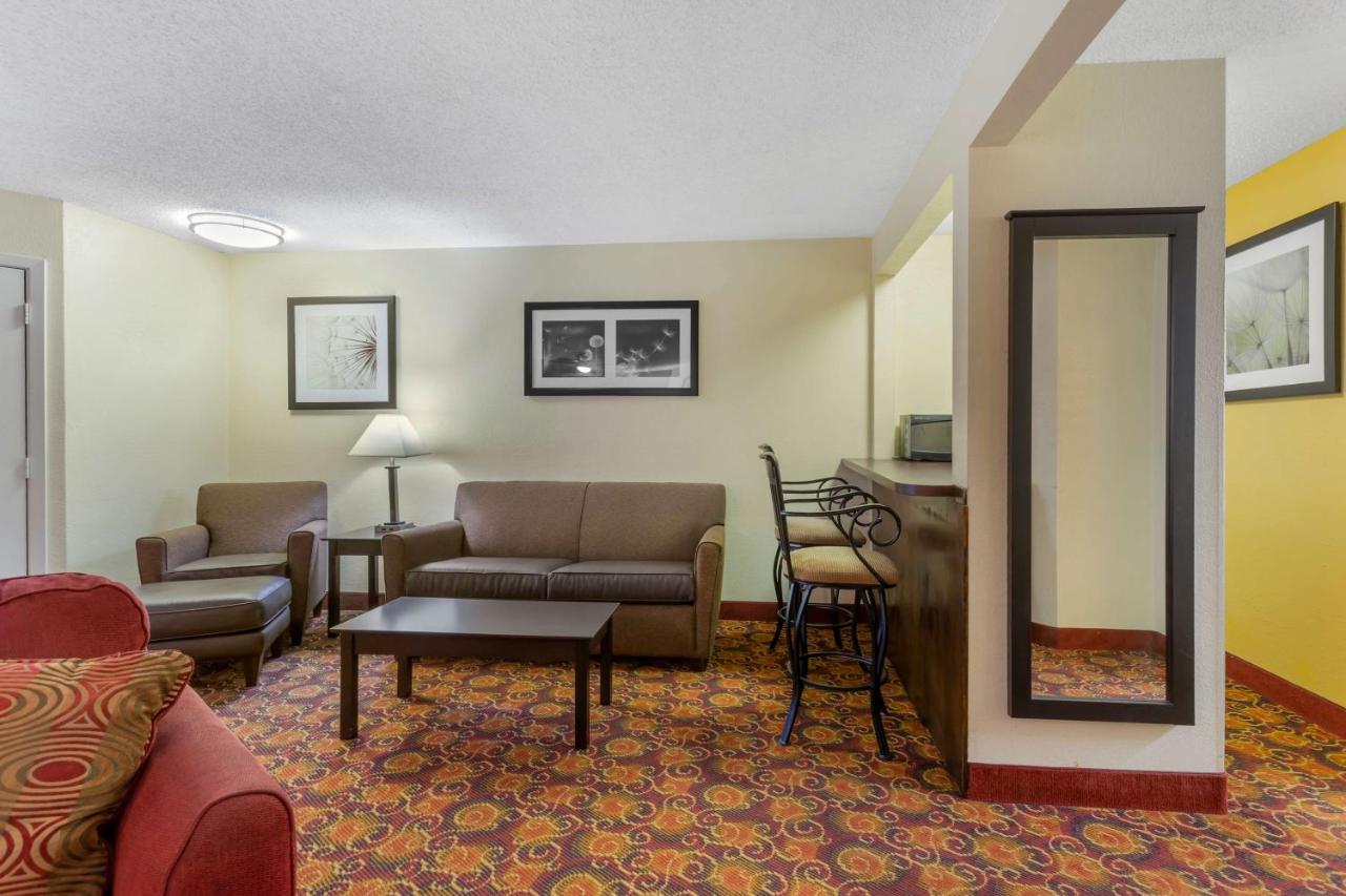 Suite with Two Queen Beds and Sofabed - Spa Bath - Non Smoking at Best Western Benton Inn