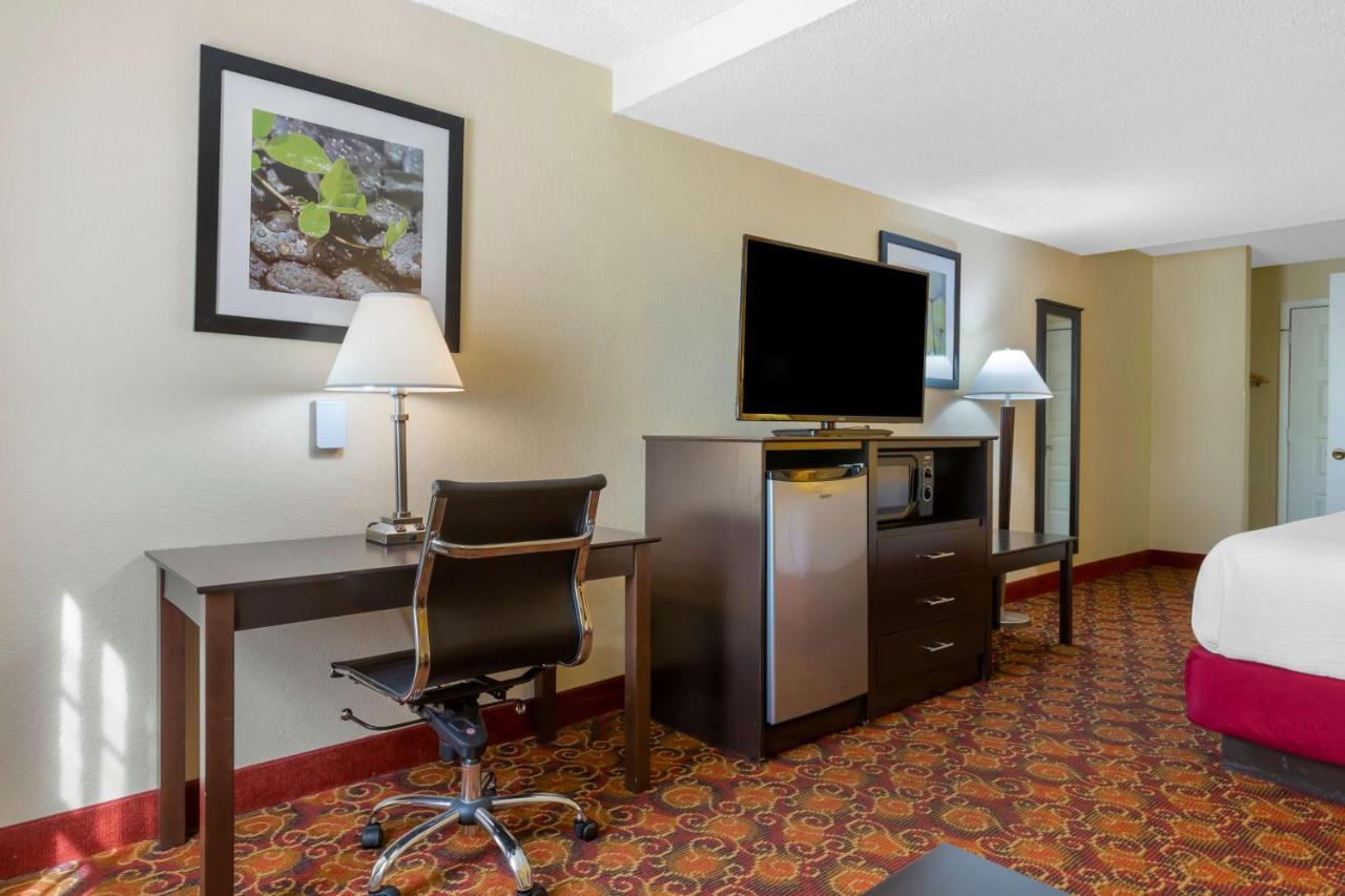 King Room - Disability Access Tub at Best Western Benton Inn