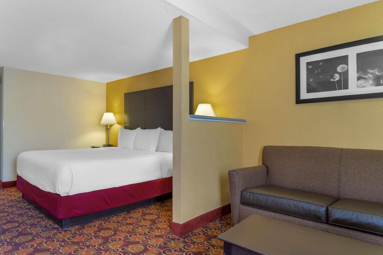 King Room - Disability Access Tub at Best Western Benton Inn