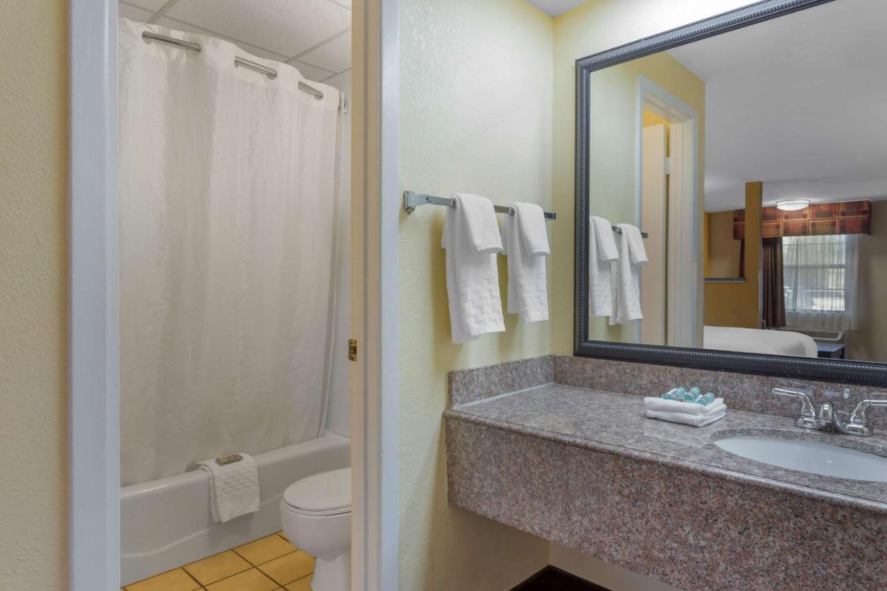 Deluxe King Room with Sofa Bed - Non-Smoking at Best Western Benton Inn