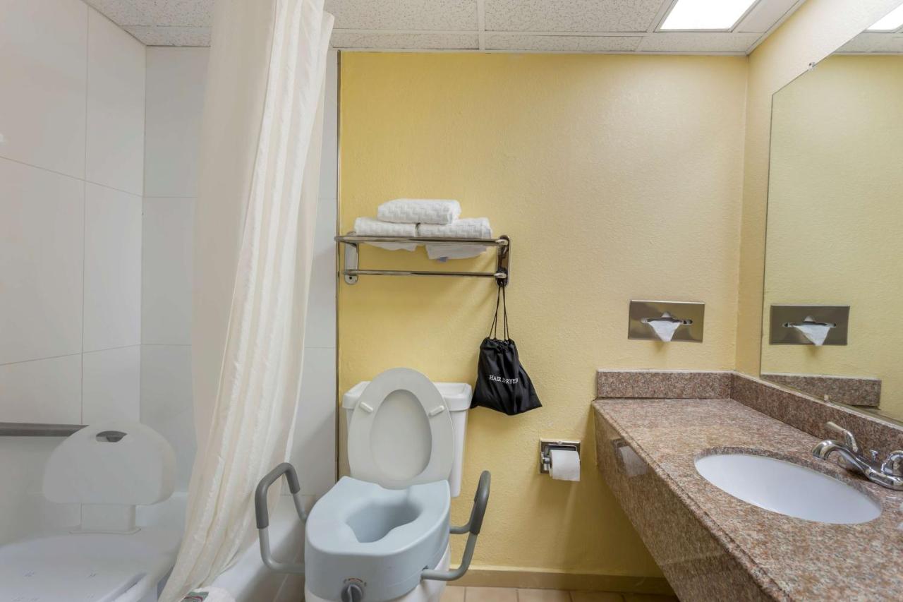 King Room - Disability Access Tub at Best Western Benton Inn