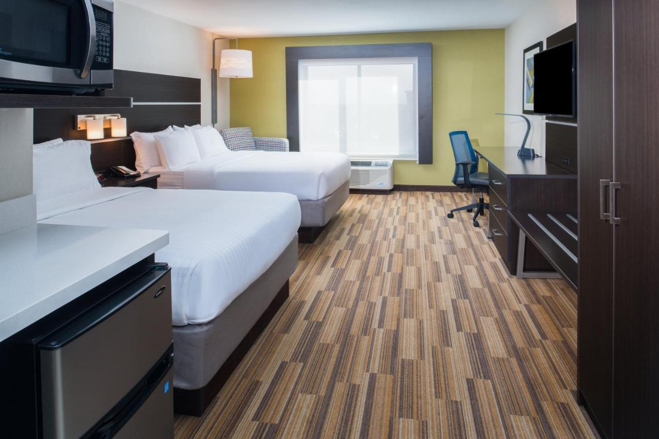 Twin Room - Mobility Access with Bath Tub at Holiday Inn Express Hotel & Suites Bismarck by IHG