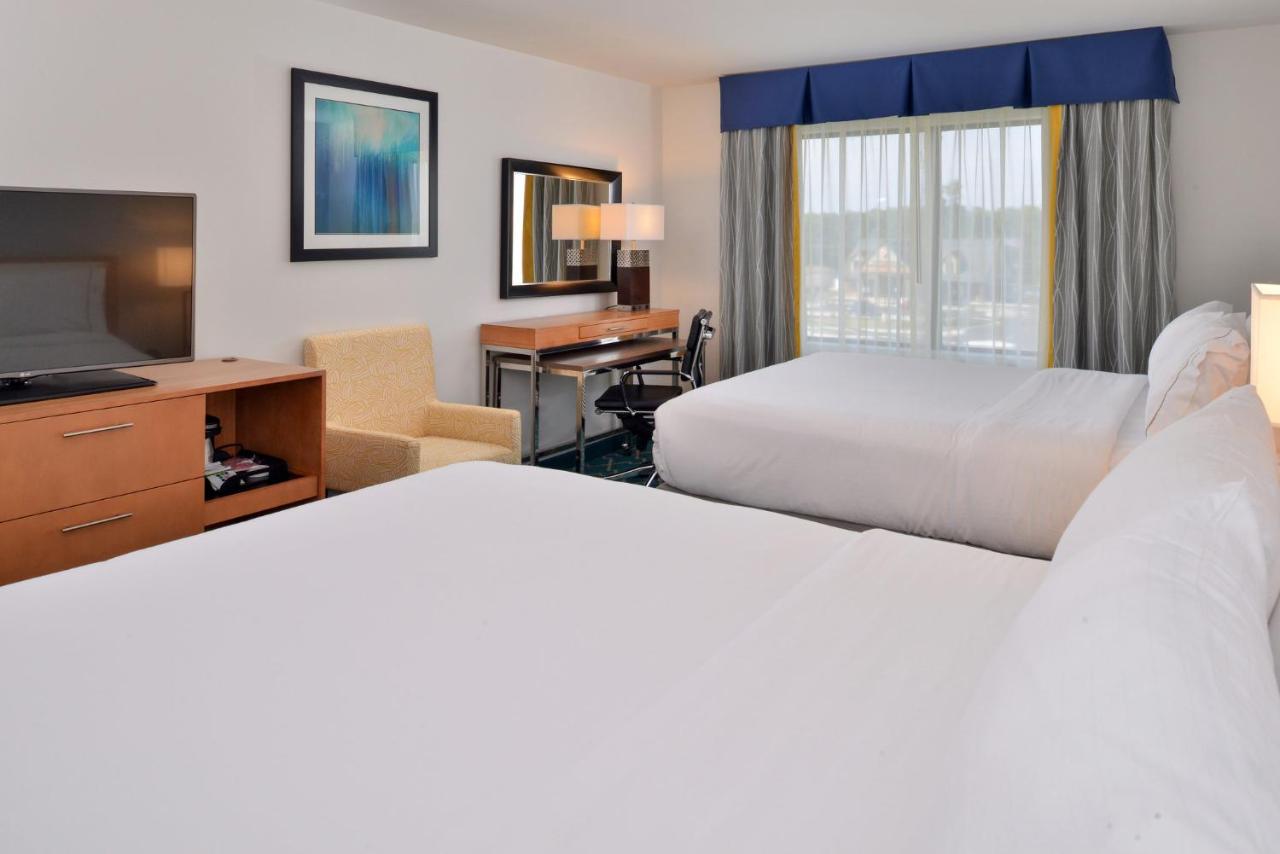 Queen Room with Two Queen Beds at Holiday Inn Express & Suites West Ocean City by IHG