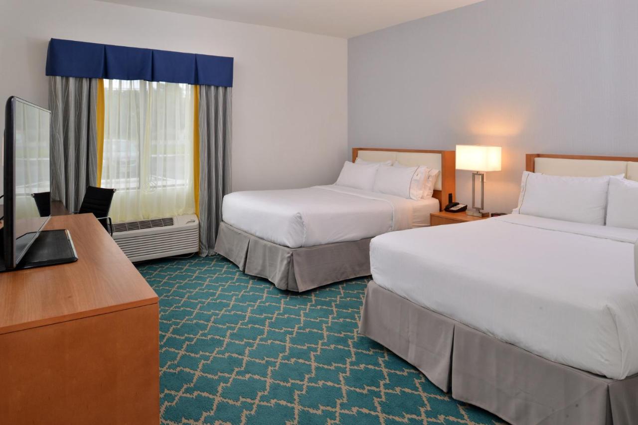 Queen Room with Two Queen Beds at Holiday Inn Express & Suites West Ocean City by IHG