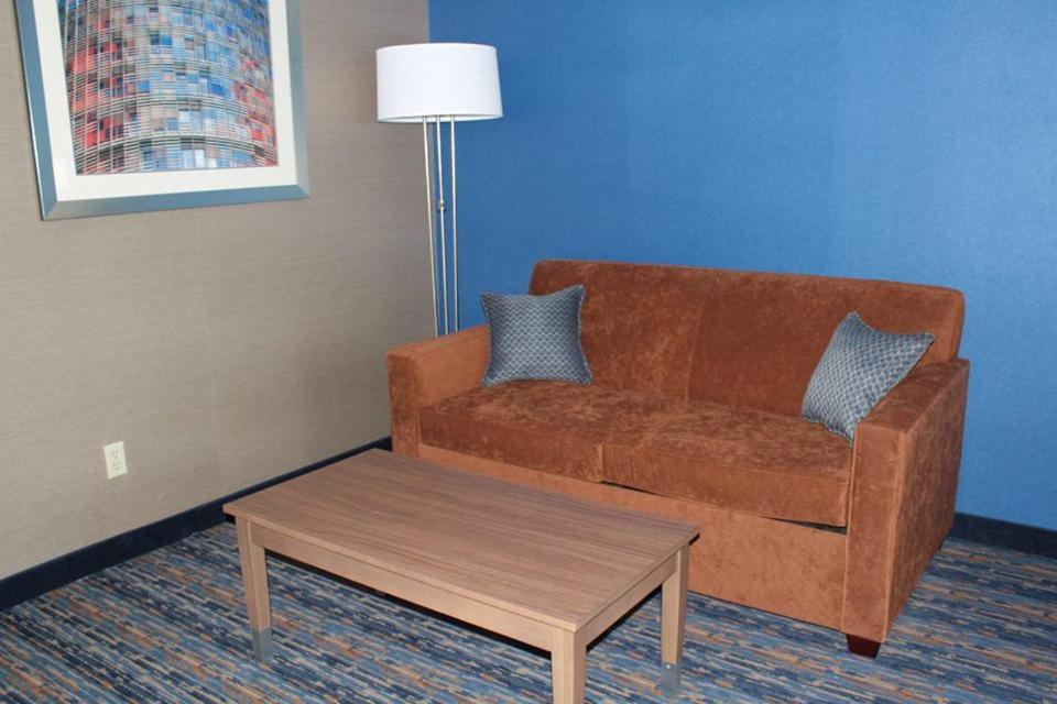 Queen Suite - Disability Access at Holiday Inn Express Rocklin - Galleria Area by IHG