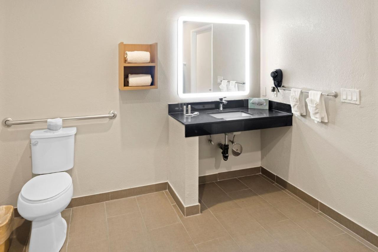 King Room with Roll-in Shower - Mobility Access/Non-Smoking at Days Inn by Wyndham San Diego-East/El Cajon