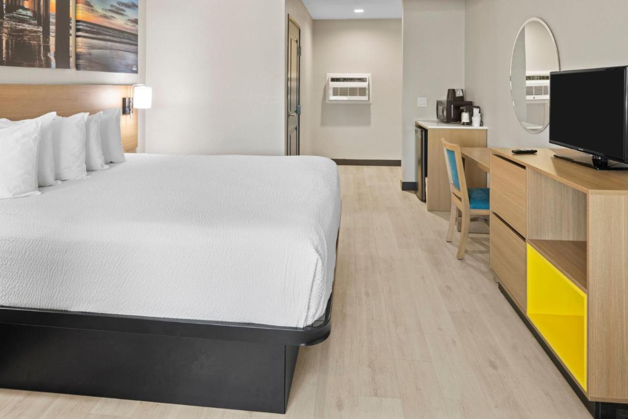 King Room - Non-Smoking at Days Inn by Wyndham San Diego-East/El Cajon