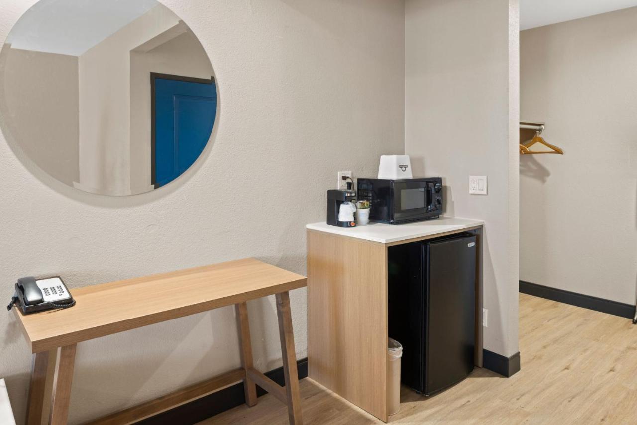King Room - Non-Smoking at Days Inn by Wyndham San Diego-East/El Cajon