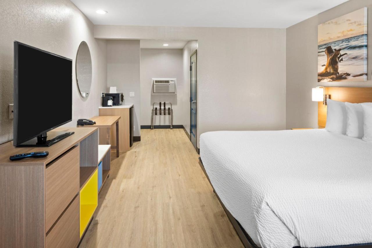 King Room - Non-Smoking at Days Inn by Wyndham San Diego-East/El Cajon