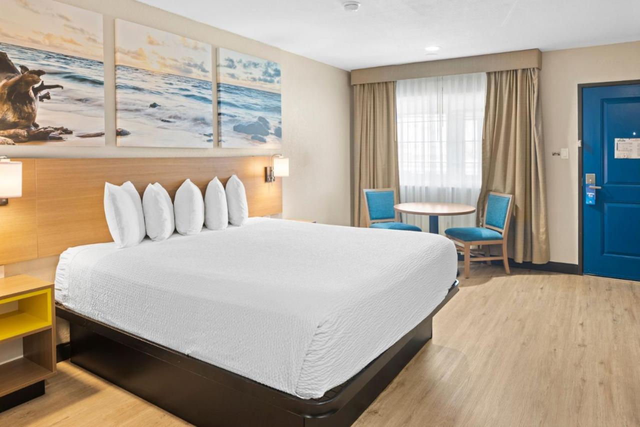 King Room - Non-Smoking at Days Inn by Wyndham San Diego-East/El Cajon
