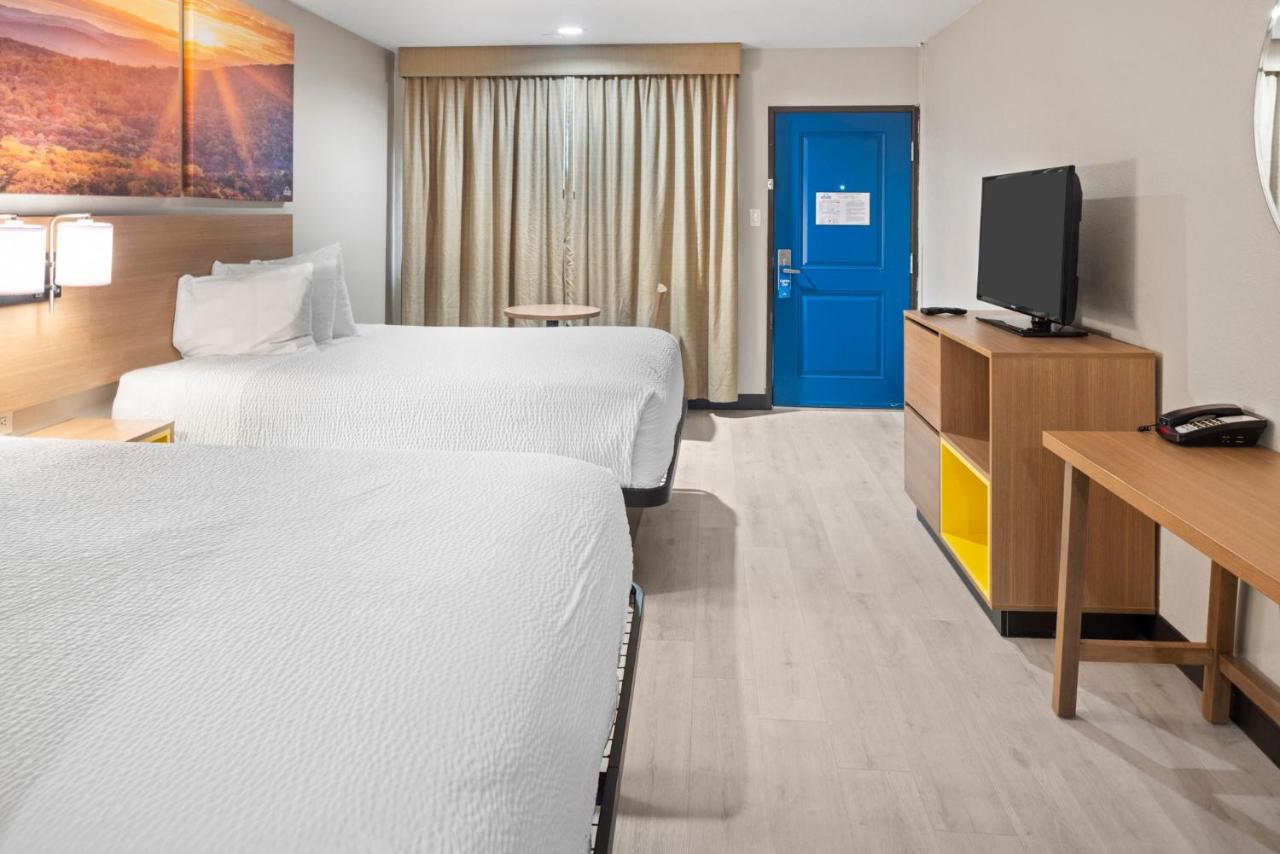Queen Room with Two Queen Beds and Roll-in Shower - Mobility Accessible/Non-Smoking at Days Inn by Wyndham San Diego-East/El Cajon
