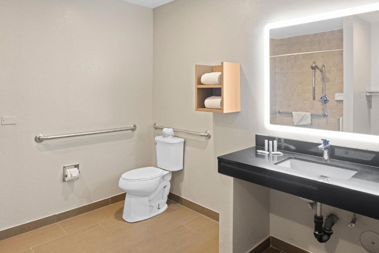 King Room with Roll-in Shower - Mobility Access/Non-Smoking at Days Inn by Wyndham San Diego-East/El Cajon