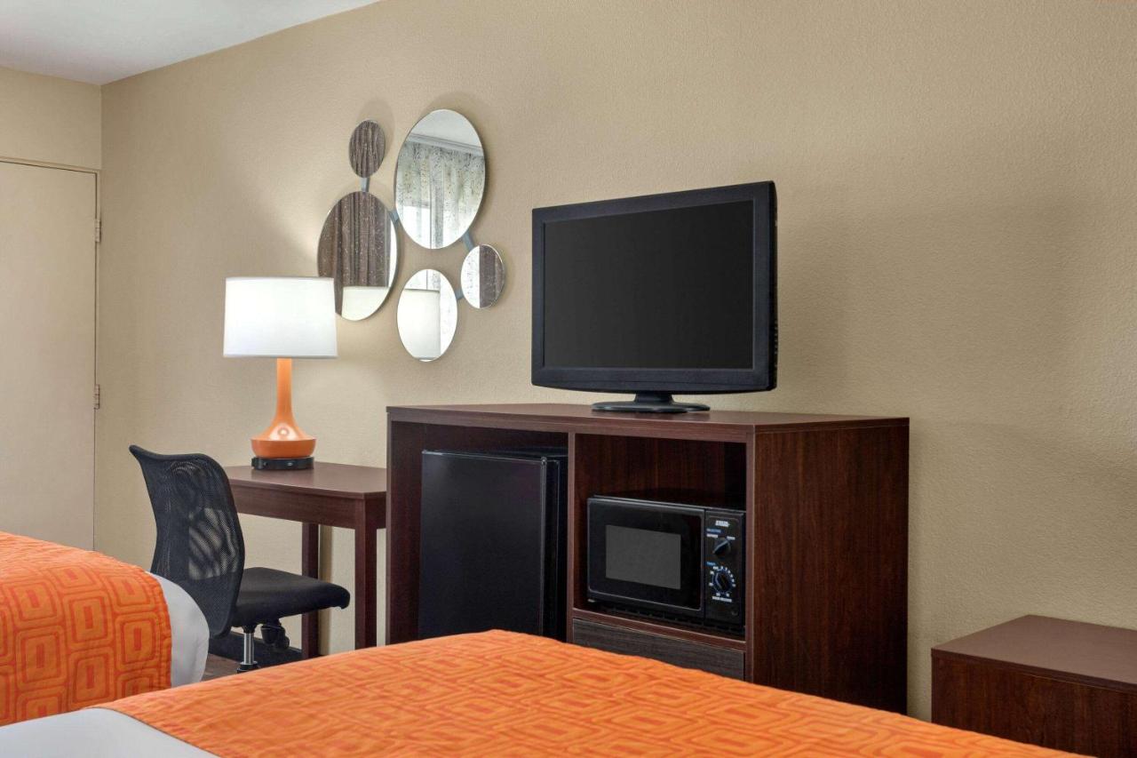 Queen Room with Two Queen Beds - Non-Smoking at Howard Johnson by Wyndham Pigeon Forge