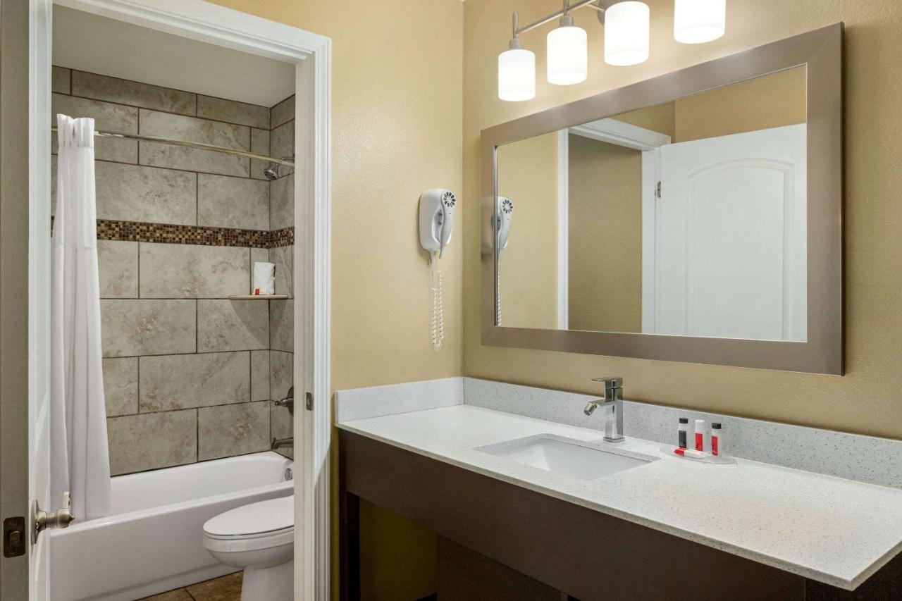 Deluxe King Room at Howard Johnson by Wyndham Pigeon Forge