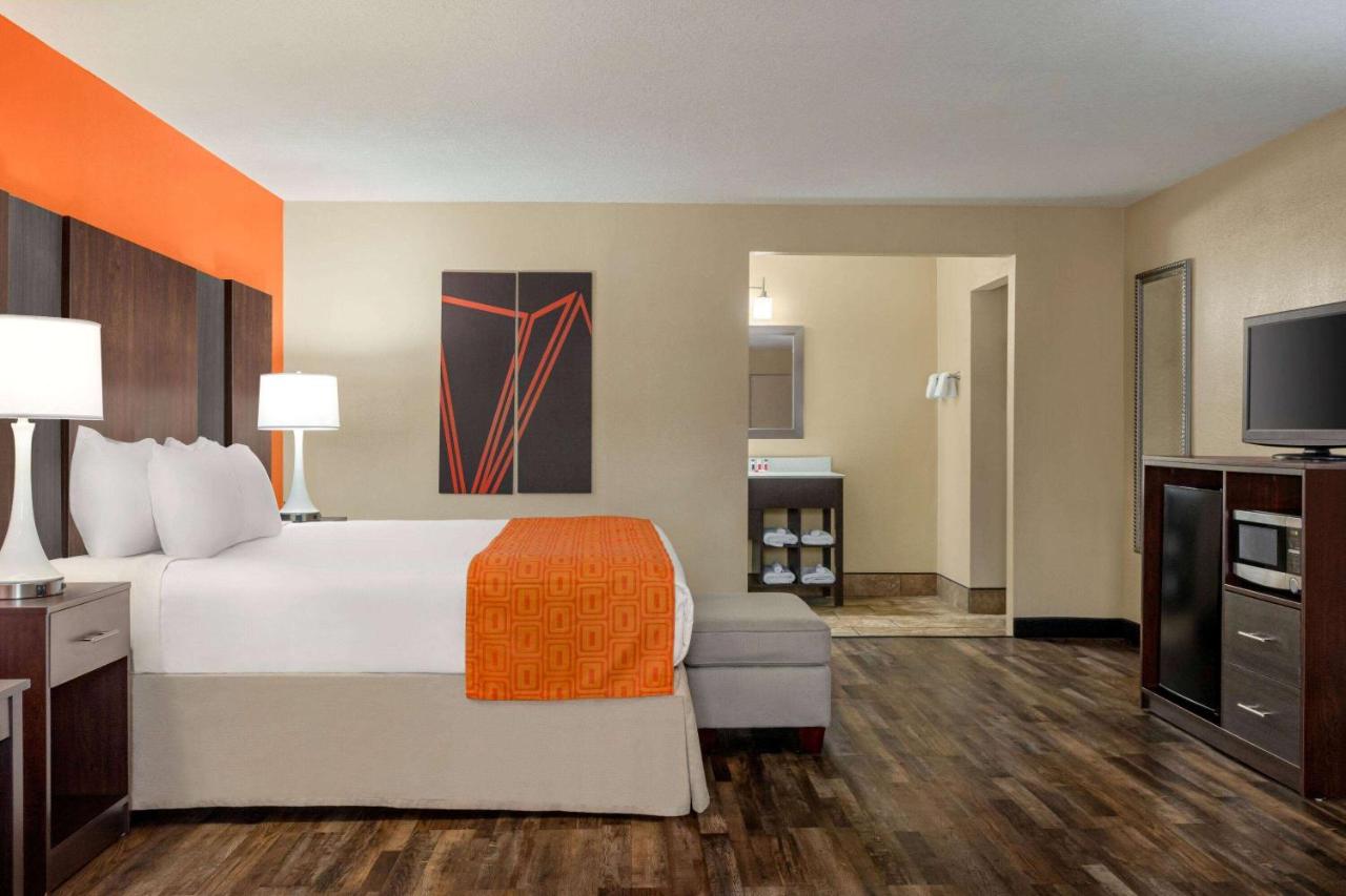 Deluxe King Room at Howard Johnson by Wyndham Pigeon Forge