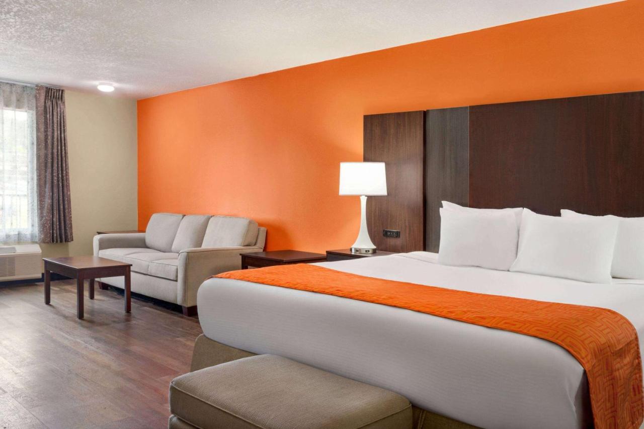 Deluxe King Room at Howard Johnson by Wyndham Pigeon Forge