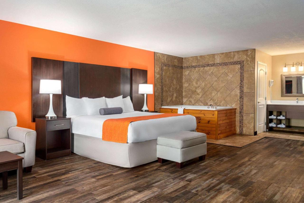 Deluxe King Suite - Non-Smoking at Howard Johnson by Wyndham Pigeon Forge