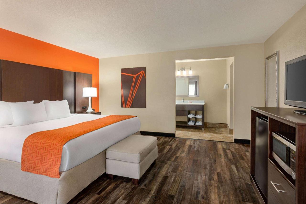 Deluxe King Room at Howard Johnson by Wyndham Pigeon Forge