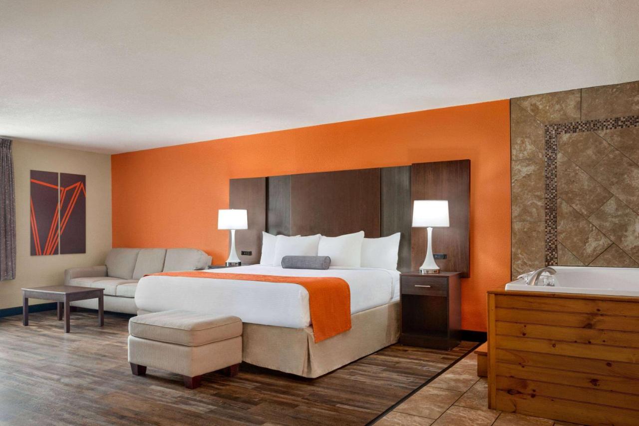 Deluxe King Suite - Non-Smoking at Howard Johnson by Wyndham Pigeon Forge