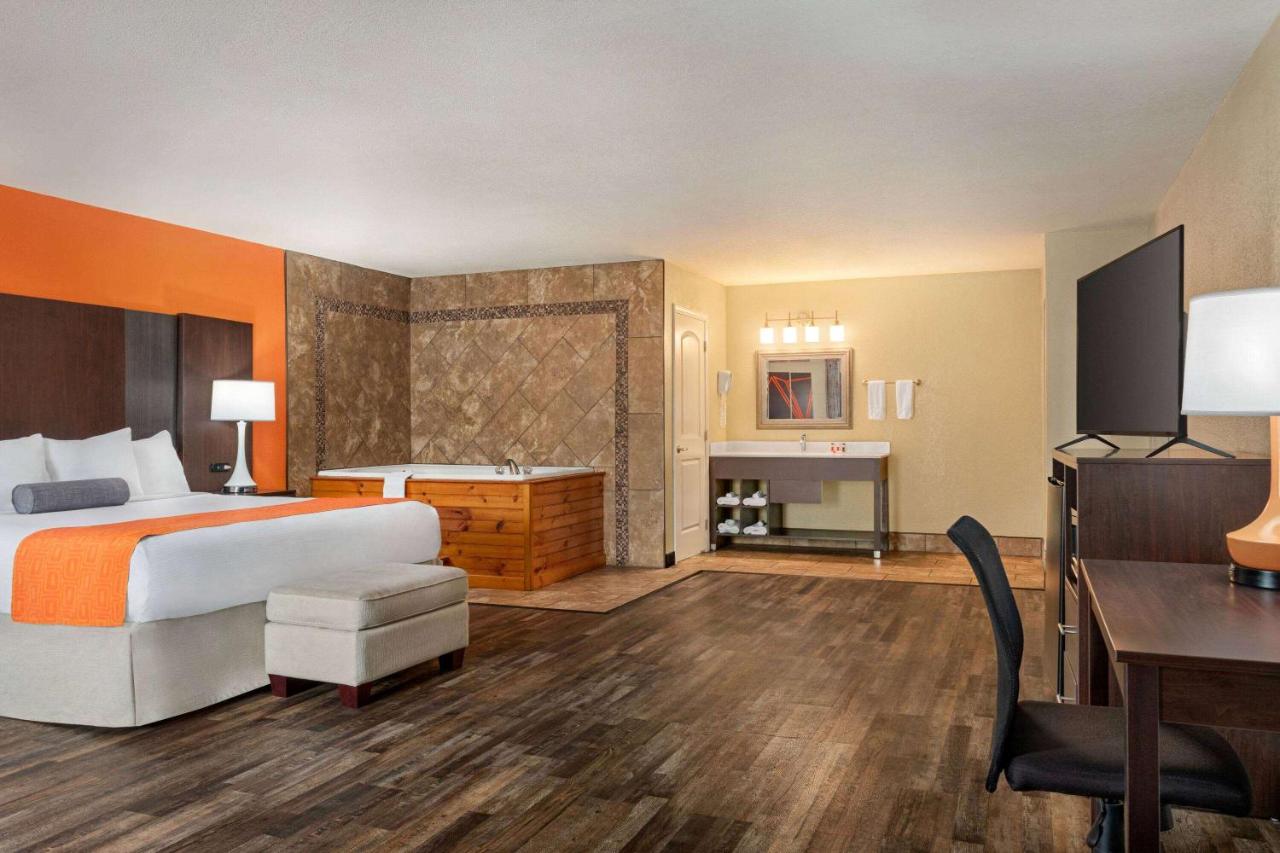 Deluxe King Suite - Non-Smoking at Howard Johnson by Wyndham Pigeon Forge