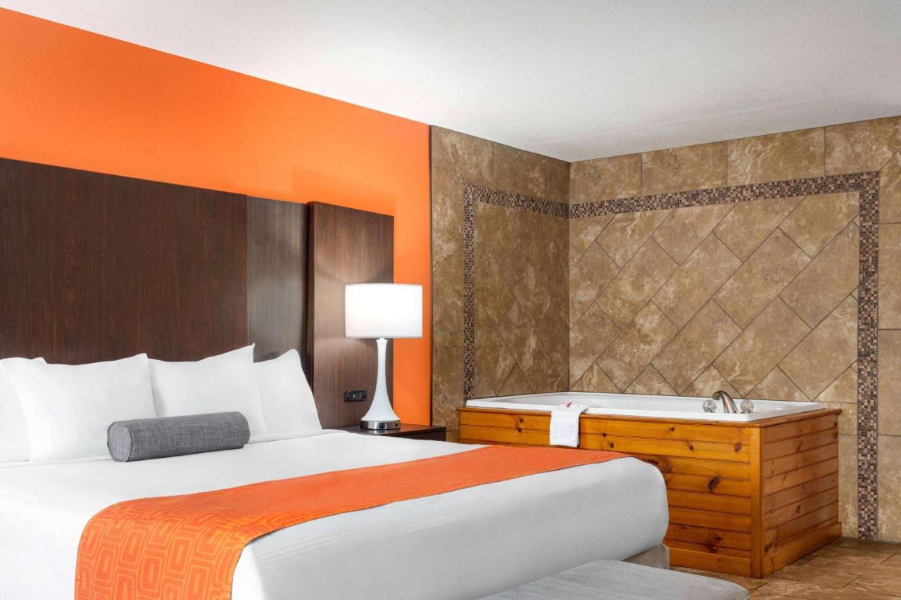 Deluxe King Suite - Non-Smoking at Howard Johnson by Wyndham Pigeon Forge