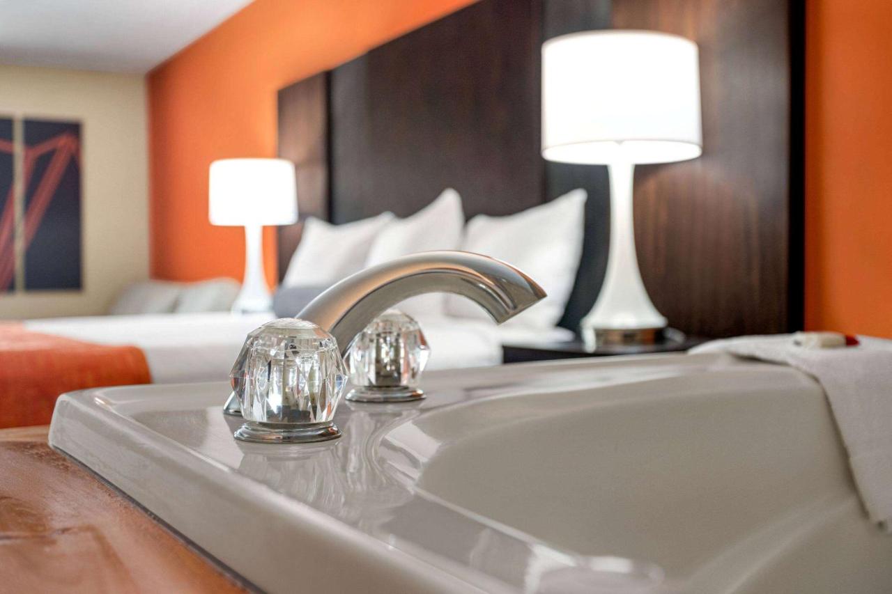 Deluxe King Suite - Non-Smoking at Howard Johnson by Wyndham Pigeon Forge