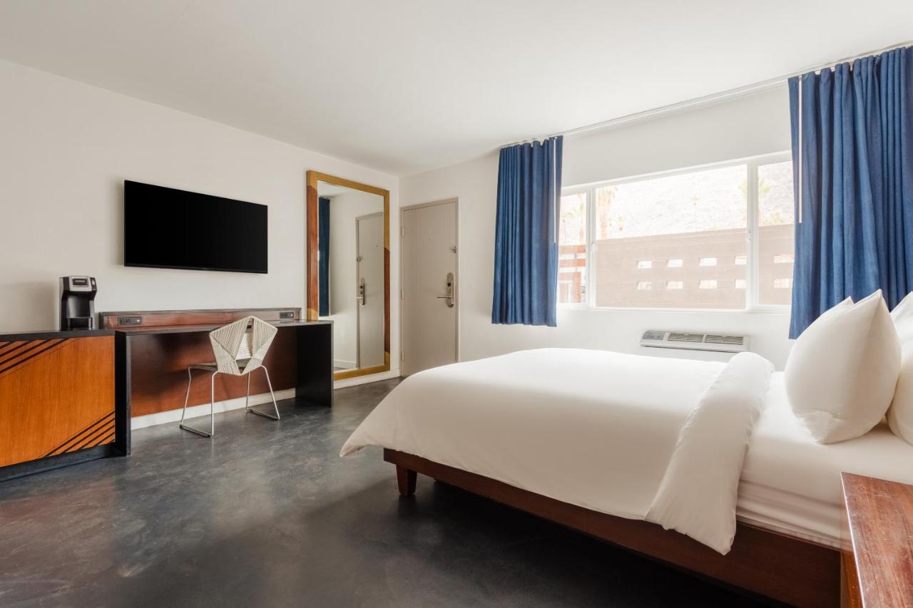 Deluxe Queen Room at V Capri Palm Springs, a Dolce by Wyndham