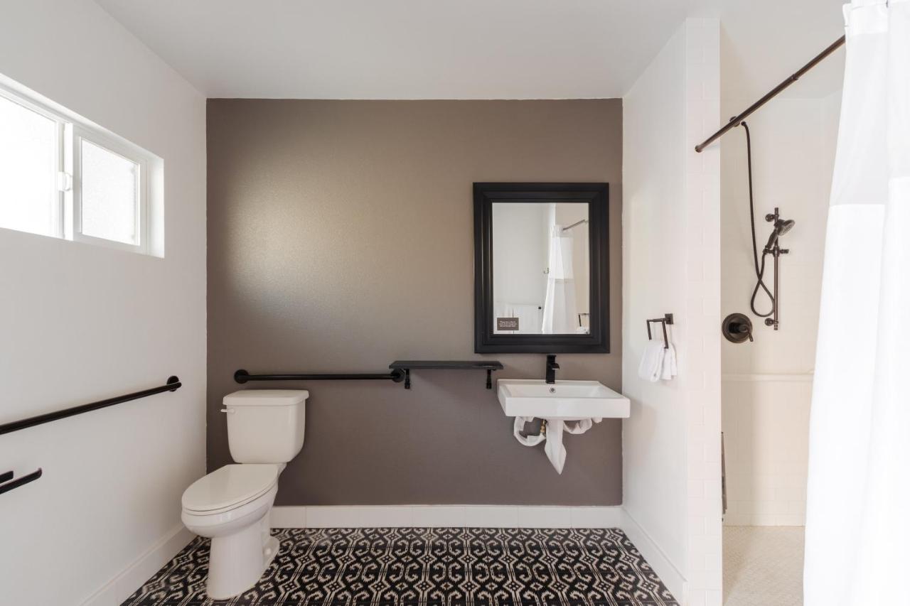 Deluxe Queen Room at V Capri Palm Springs, a Dolce by Wyndham