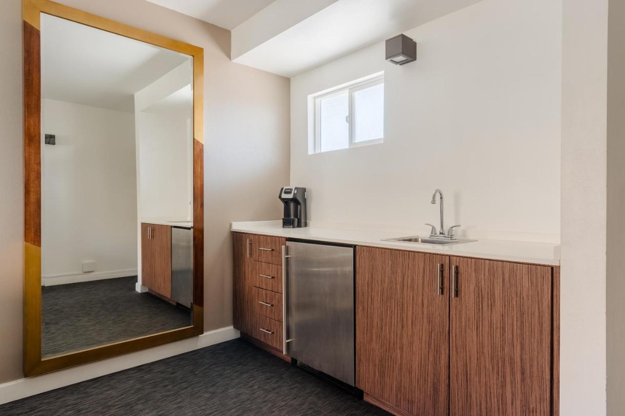King Suite at V Capri Palm Springs, a Dolce by Wyndham