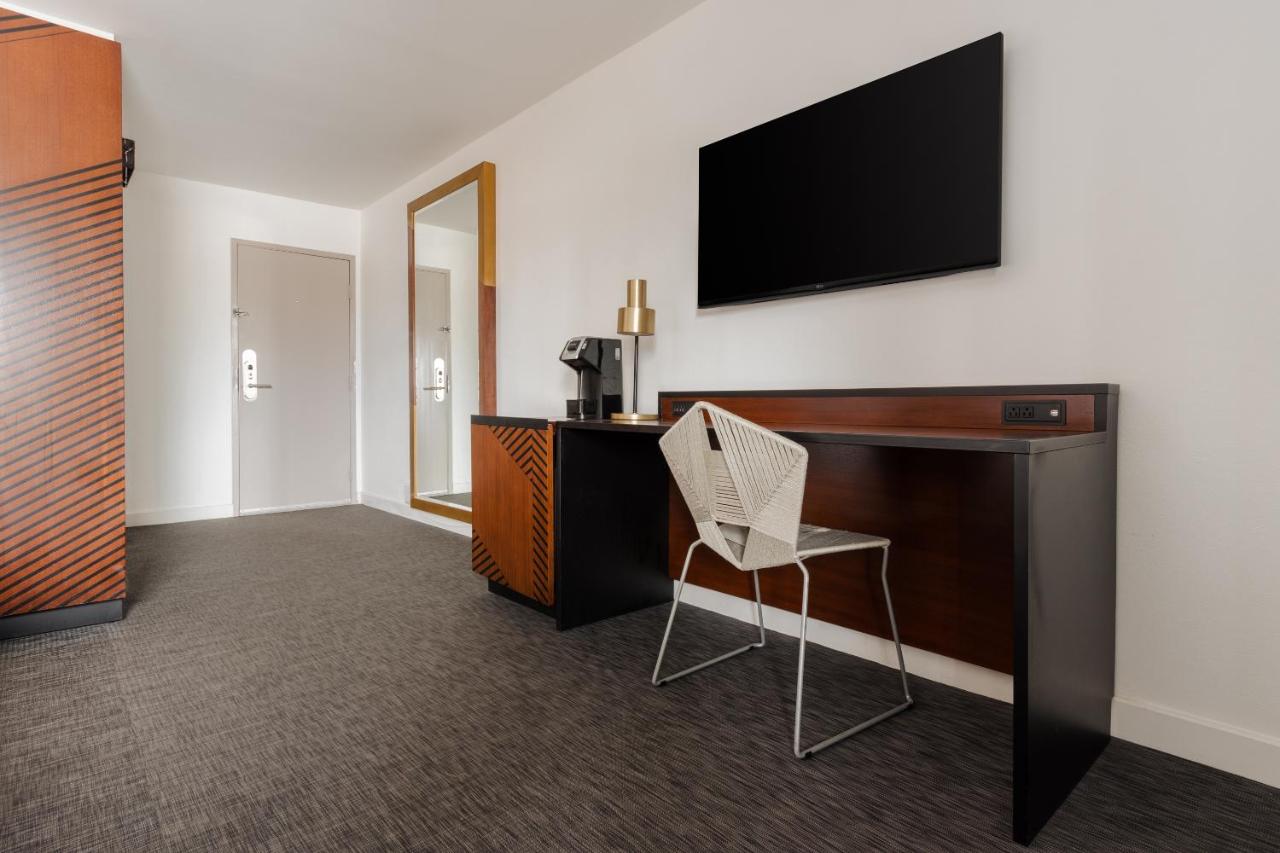 Deluxe King Room at V Capri Palm Springs, a Dolce by Wyndham