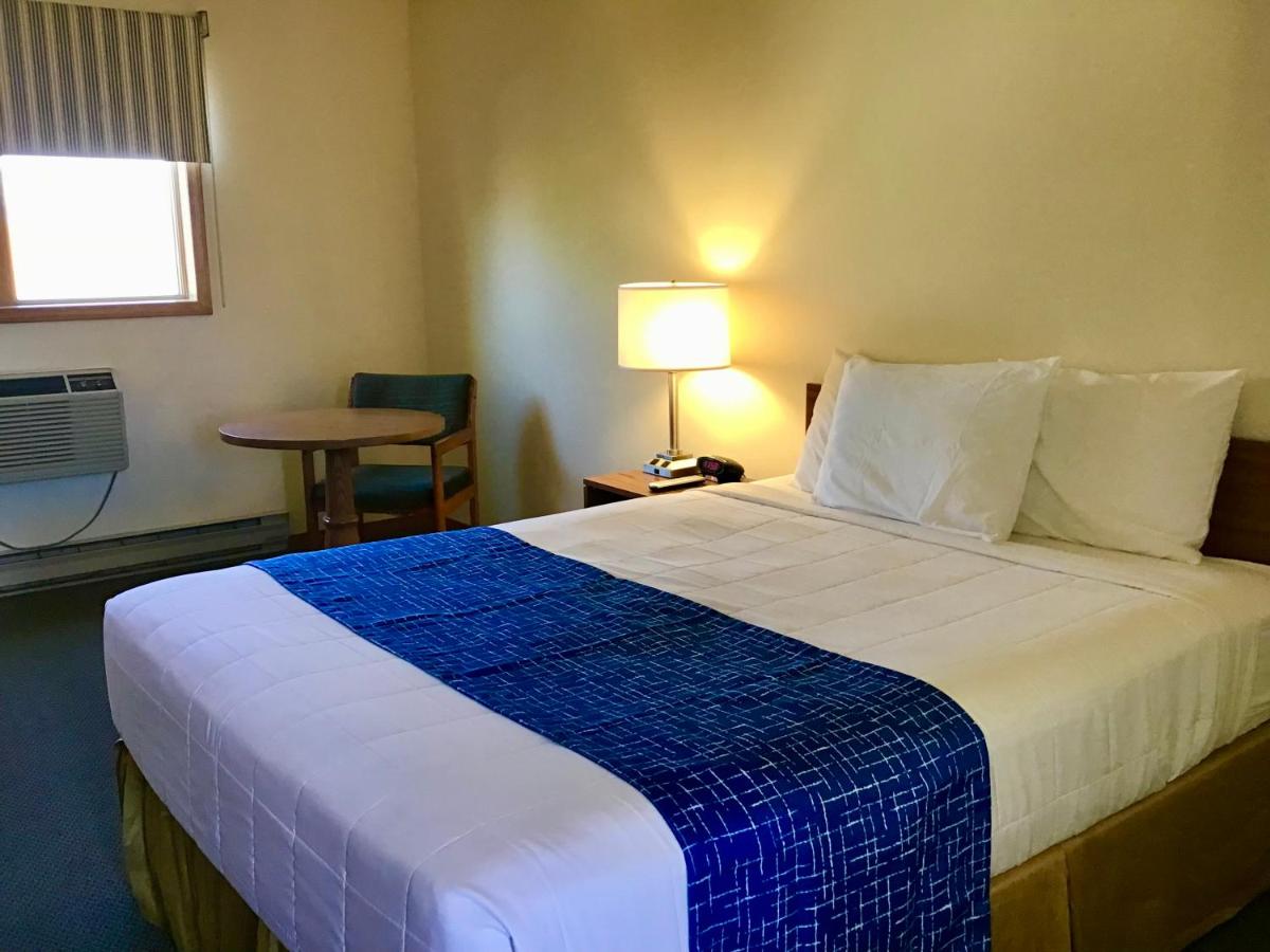 Queen Room - Mobility Access/Non-Smoking at Travelodge by Wyndham Three Forks
