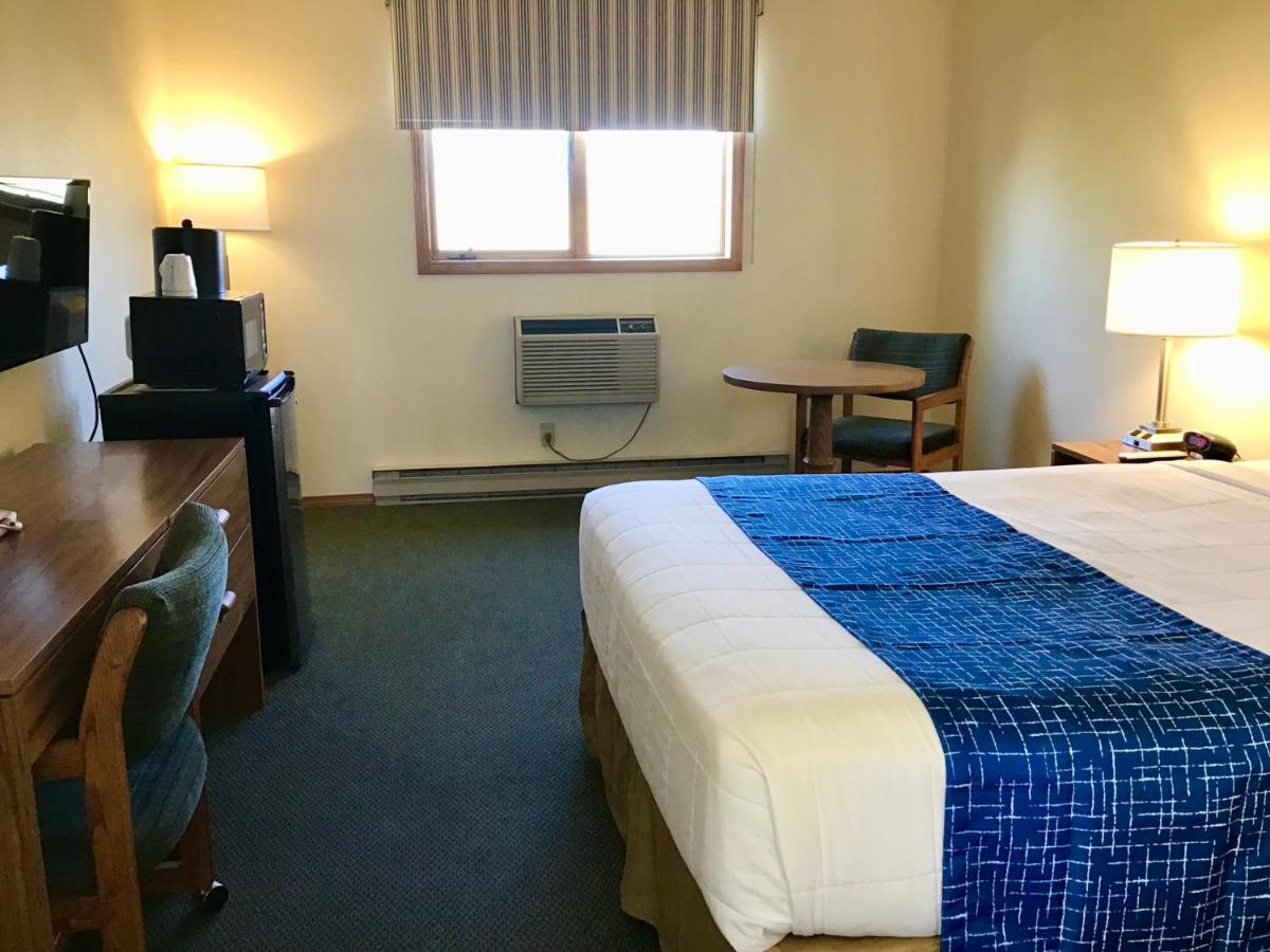 Queen Room - Mobility Access/Non-Smoking at Travelodge by Wyndham Three Forks