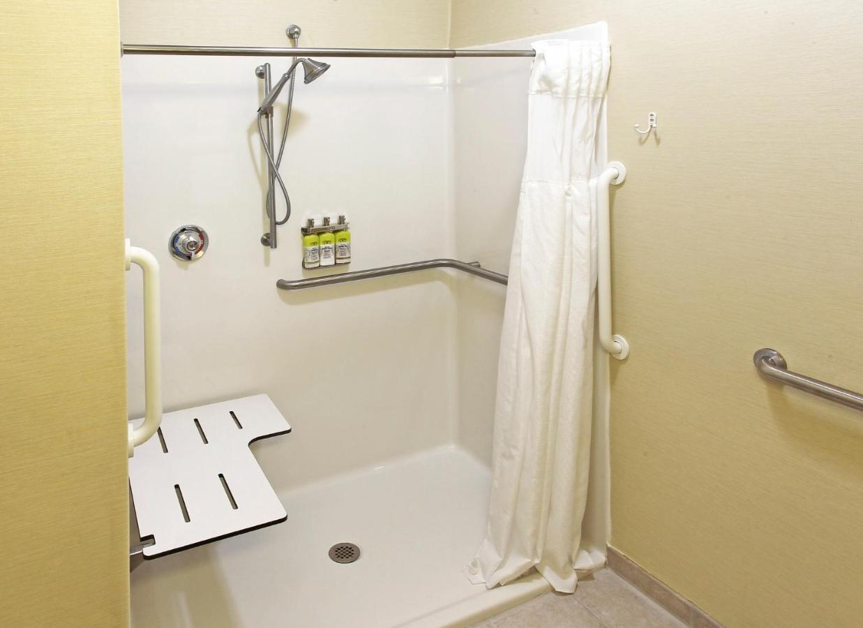 King Room - Hearing Accessible - Roll-in Shower at Holiday Inn Express & Suites Sharon-Hermitage by IHG