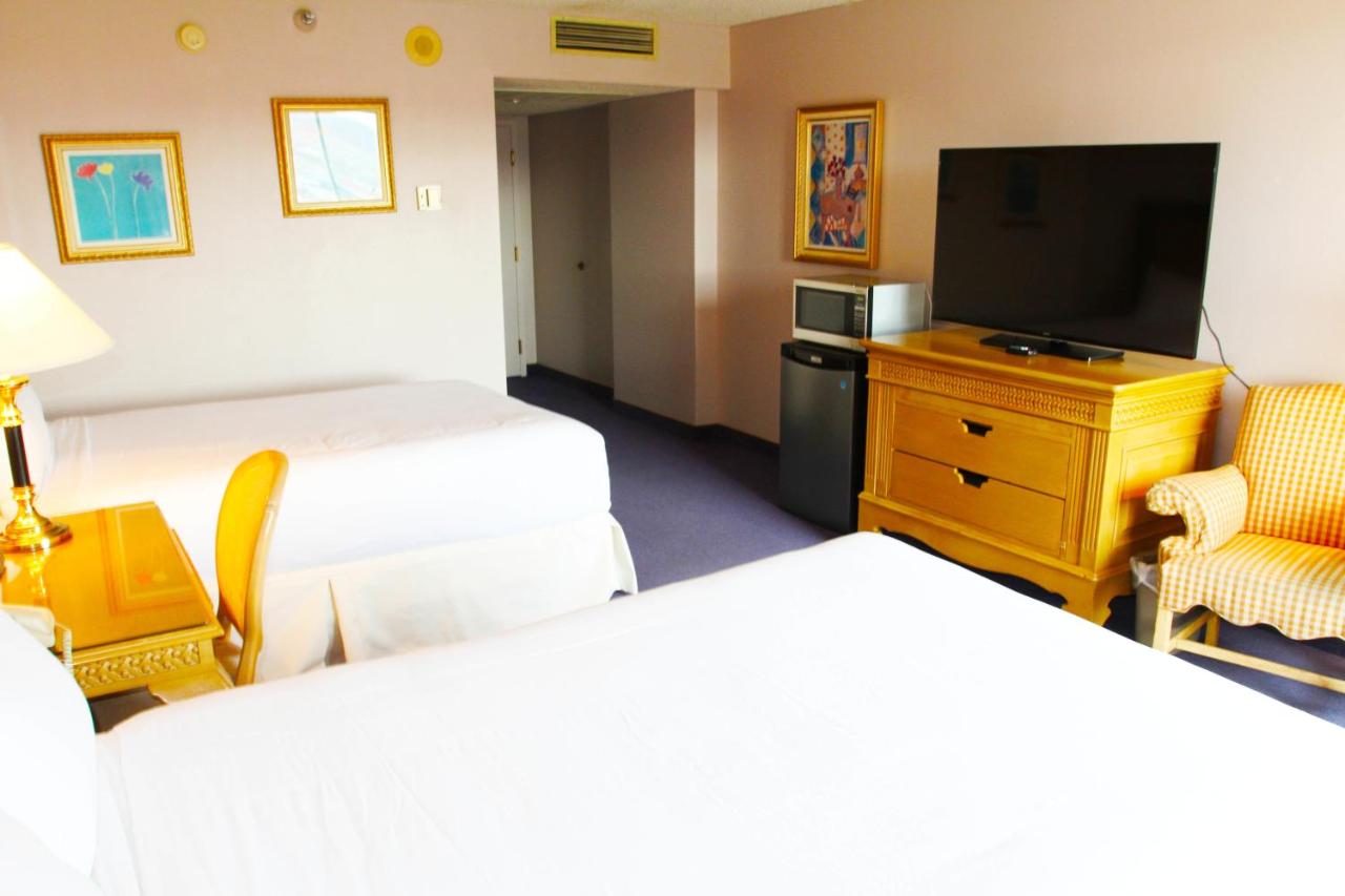 Deluxe Double Room with River View at Laughlin River Lodge