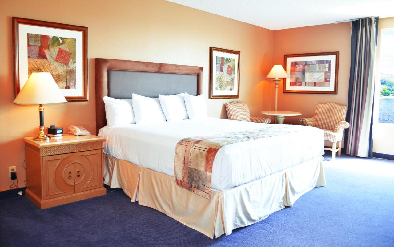 King Room with River View at Laughlin River Lodge