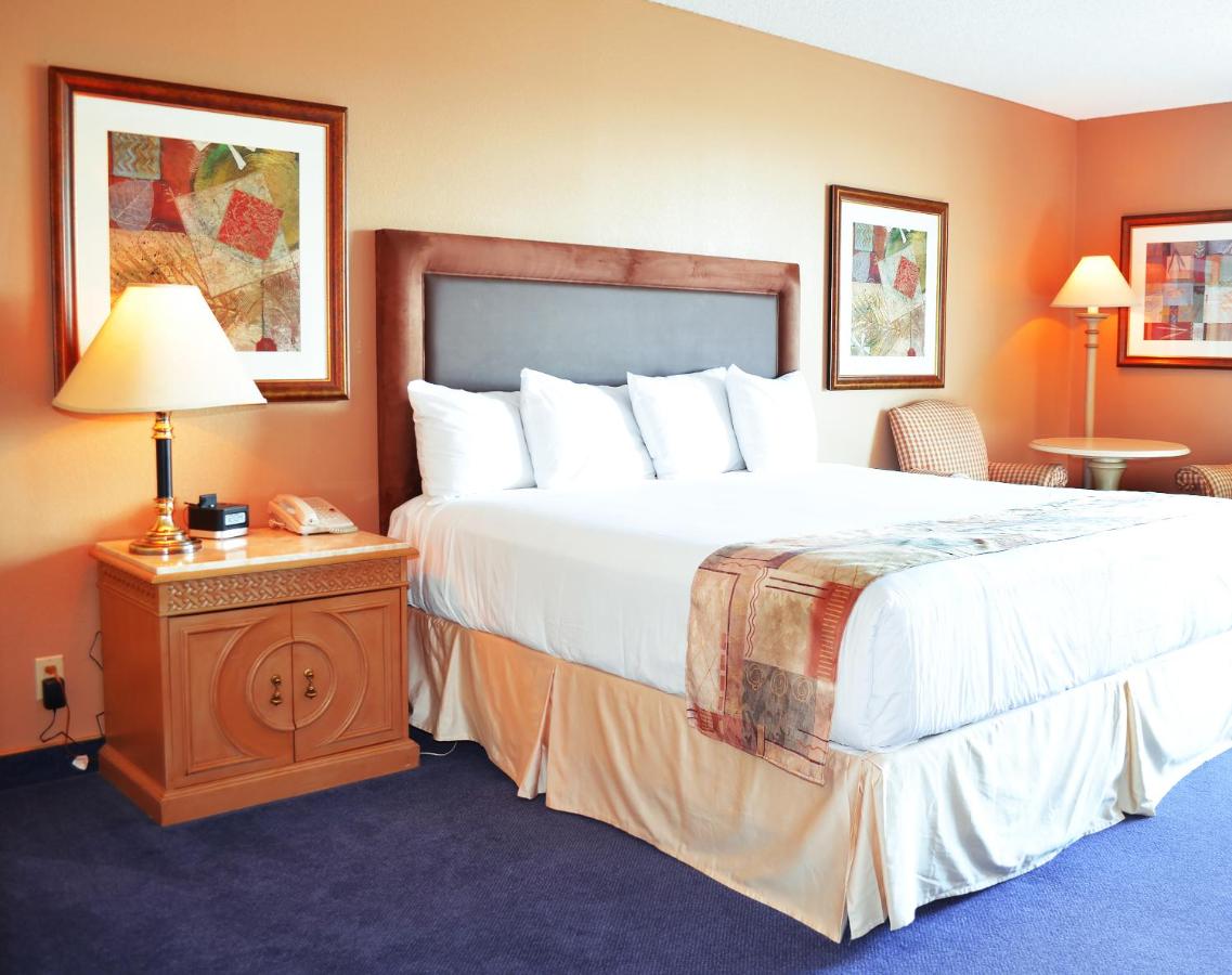 King Room with River View at Laughlin River Lodge
