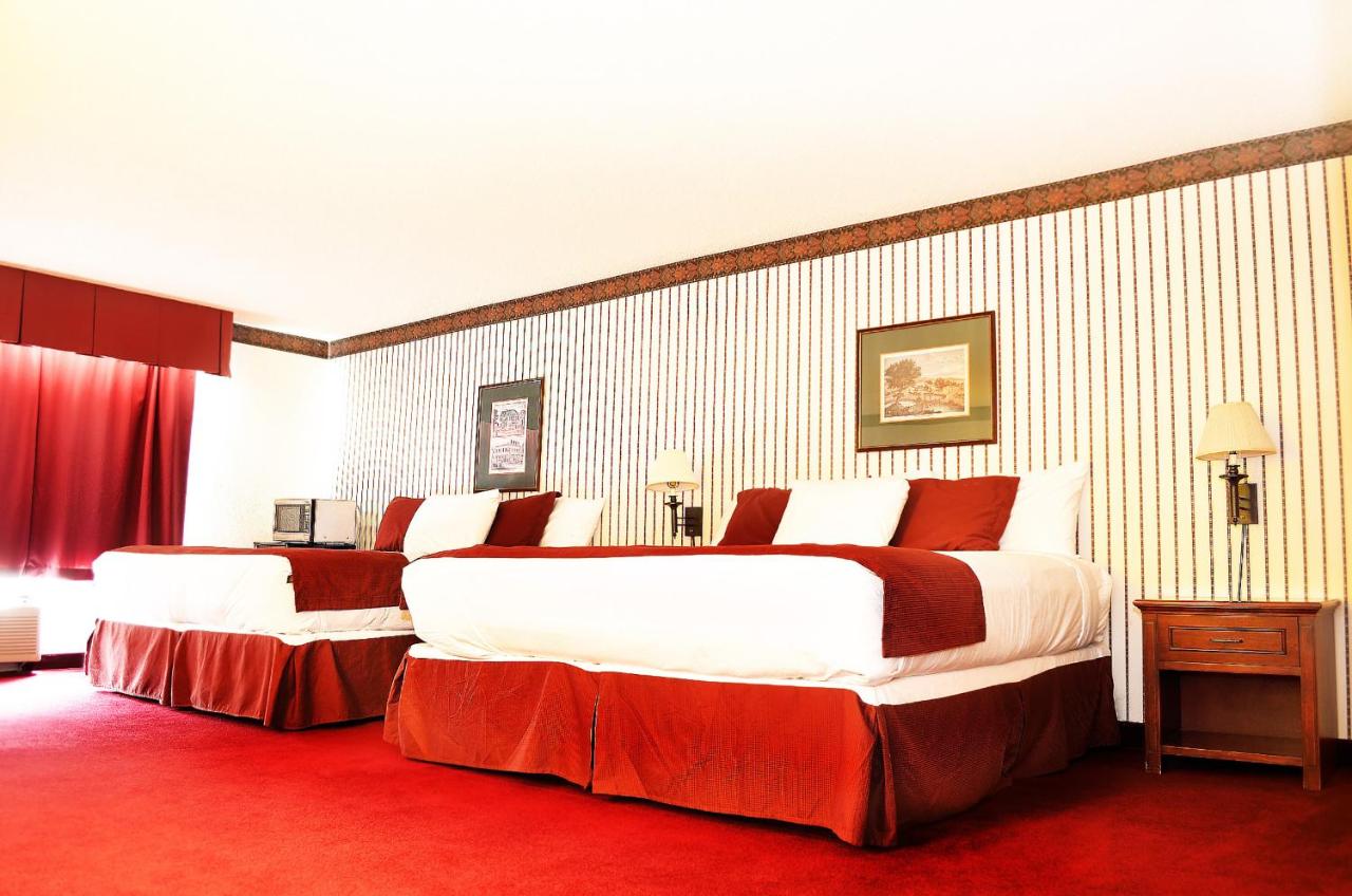 Queen Room with Two Queen Beds at Hoover Dam Lodge