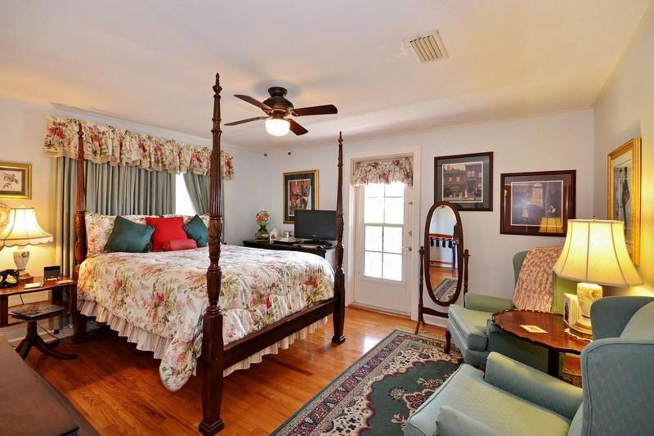 Queen Room with Intracostal View at Sabal Palm House Bed & Breakfast