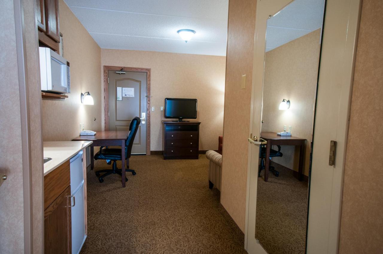 One-Bedroom King Suite/Non-Smoking at Comfort Inn & Suites Cuyahoga Falls - Akron