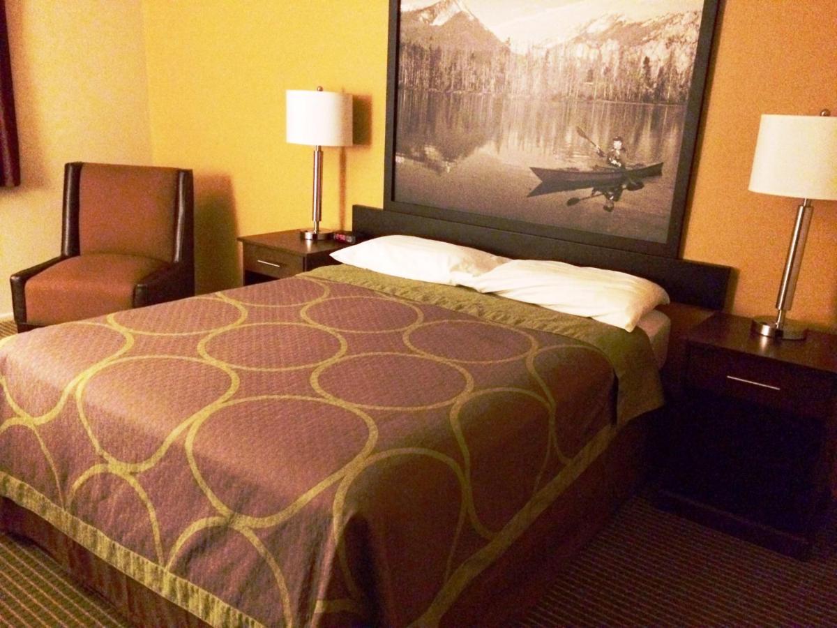 Queen Room - Disability Access/Non-Smoking at Super 8 by Wyndham Idaho Falls