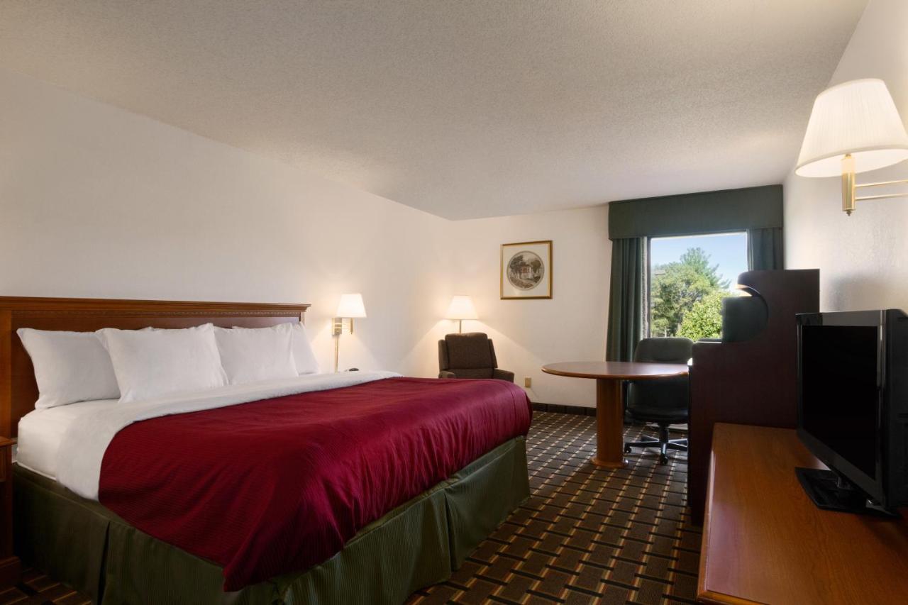 King Room - Disability Access - Non-Smoking at Baymont by Wyndham Crossville
