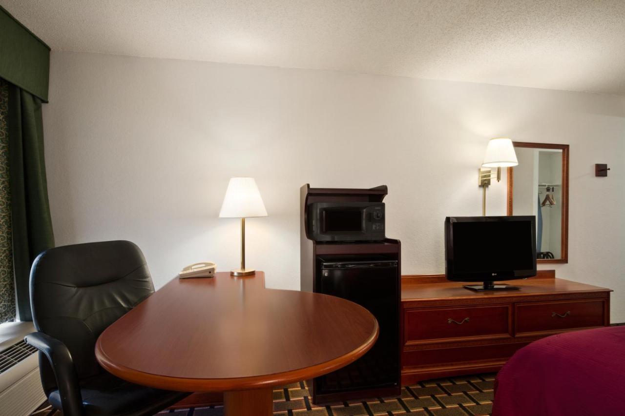 Two-Bedroom Queen Suite - Non-Smoking at Baymont by Wyndham Crossville