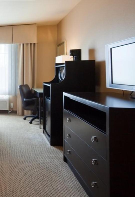 Queen Suite - Disability Access at Holiday Inn Express Rocklin - Galleria Area by IHG