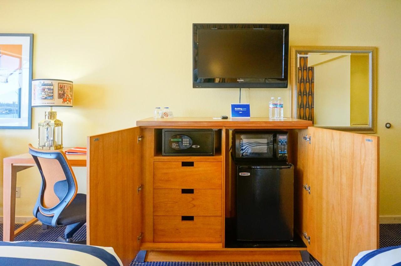 Queen Room with Two Queen Beds - Disability Access at Waterfront Hotel, part of JdV by Hyatt (12381)