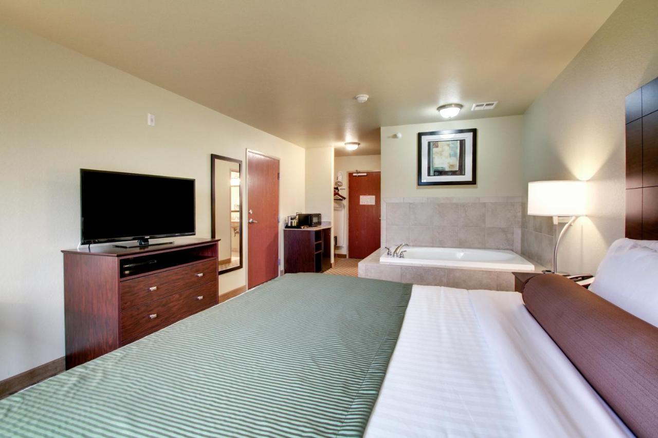 King Room with Spa Bath at Cobblestone Inn & Suites - Schuyler