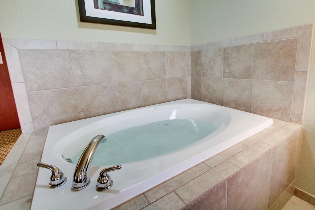 King Room with Spa Bath at Cobblestone Inn & Suites - Schuyler