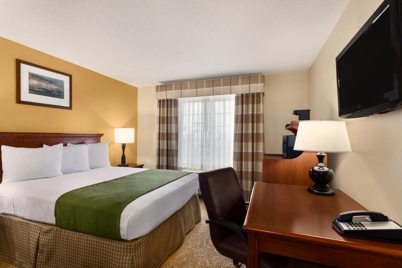 King Room at Country Inn & Suites by Radisson, Marion, OH